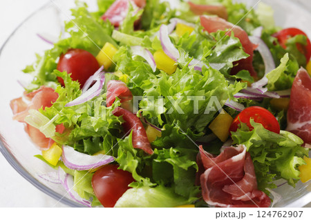 リーフレタスと生ハムの鮮やかなサラダ リーフレタスと生ハムの鮮やかなサラダ 124762907