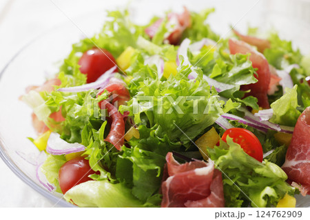 リーフレタスと生ハムの鮮やかなサラダ リーフレタスと生ハムの鮮やかなサラダ 124762909