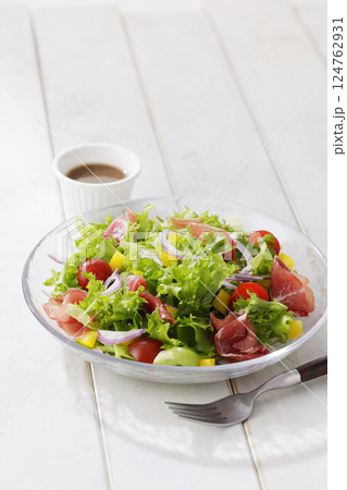 リーフレタスと生ハムの鮮やかなサラダ リーフレタスと生ハムの鮮やかなサラダ 124762931