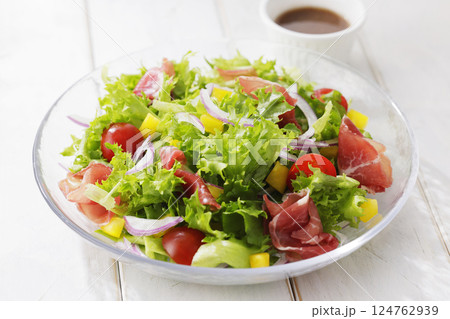 リーフレタスと生ハムの鮮やかなサラダ 124762939
