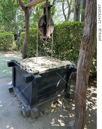 東京都小平市の小平ふるさと村の古い井戸です。 124763047
