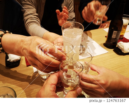 新年会するシニアチーム 新年会するシニアチーム 124763167