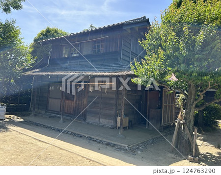 東京都小平市の小平ふるさと村の茅葺屋根の古い家屋です。 東京都小平市の小平ふるさと村の茅葺屋根の古い家屋です。 124763290