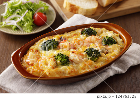 エビとブロッコリーのマカロニグラタン エビとブロッコリーのマカロニグラタン 124763528