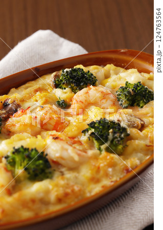 エビとブロッコリーのマカロニグラタン 124763564