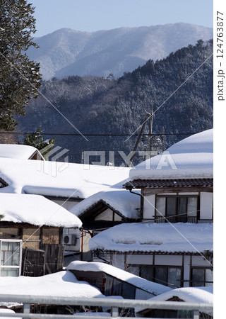 雪景色　比和まちなかの屋根に積もった雪の向こうに福田頭 124763877