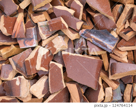 散乱した瓦 124764114