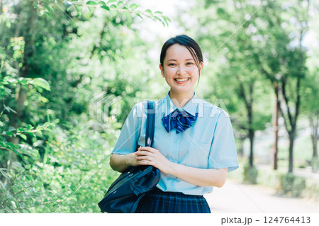 夏服の女子高生 124764413