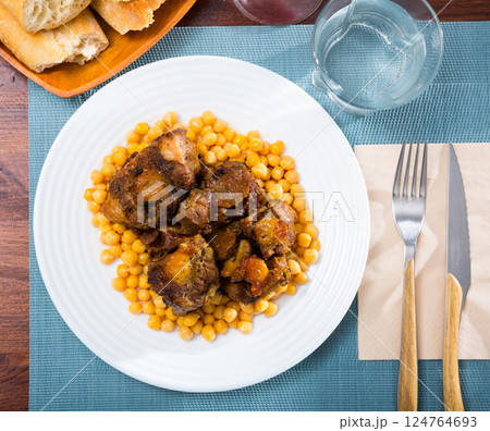 Oxtail stew with chickpeas - traditional Spanish dish 124764693
