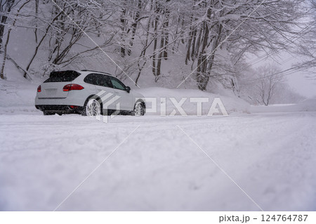 冬の雪の中を走る車 124764787