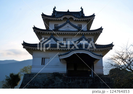 早朝の宇和島城 天守閣 124764853