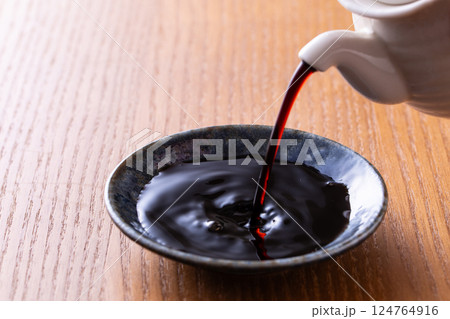 濃口醤油を注ぐ 124764916