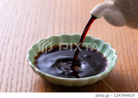 濃口醤油を注ぐ 濃口醤油を注ぐ 124764919