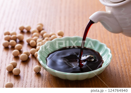 濃口醤油を注ぐ 濃口醤油を注ぐ 124764940