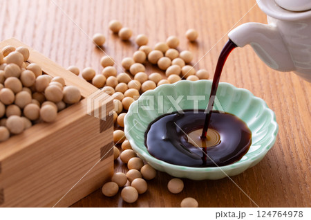 濃口醤油を注ぐ 124764978