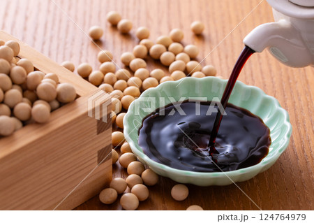 濃口醤油を注ぐ 124764979