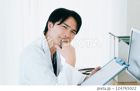 不機嫌な若い医師 不機嫌な若い医師 124765022