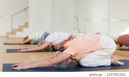 Female group perform asanas for yoga in comfortable classroom 124765201