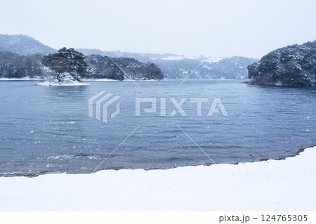 冬の多鯰ヶ池の雪景色 鳥取県 多鯰ヶ池 124765305