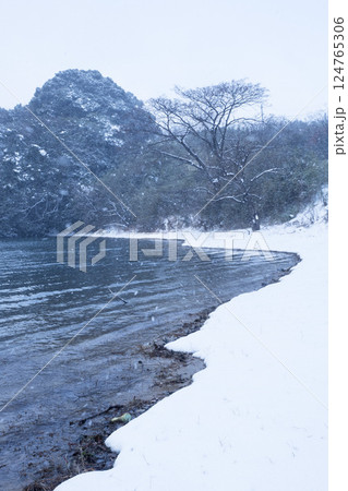 冬の多鯰ヶ池の雪景色 鳥取県 多鯰ヶ池 124765306