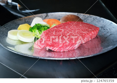 鉄板で焼くステーキ 鉄板で焼くステーキ 124765359