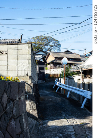 四国香川県観音寺市にある伊吹島の路地風景 四国香川県観音寺市にある伊吹島の路地風景 124765725