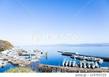 四国香川県観音寺市にある伊吹島の真浦漁港の風景 124765729