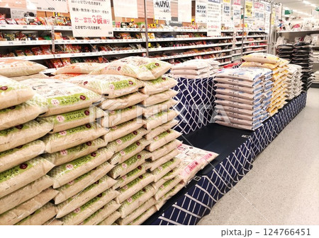 スーパーの米売り場 スーパーの米売り場 124766451