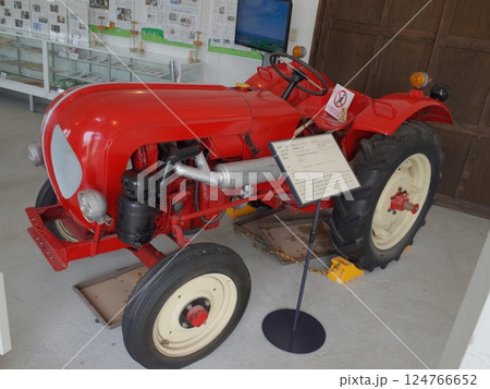 レトロトラクターの展示風景_おとふけ 124766652