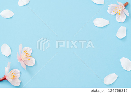 ブルー背景に桜のフレーム 124766815