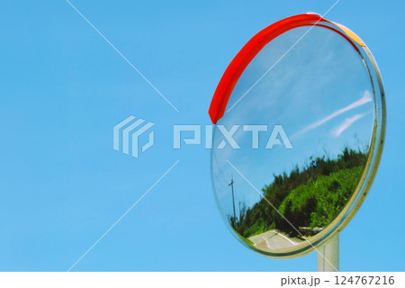 カーブミラーに映る青空 カーブミラーに映る青空 124767216