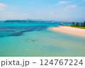 沖縄の青い海 124767224