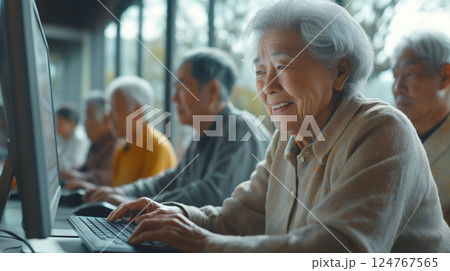 高齢者のパソコン教室 高齢者のパソコン教室 124767565