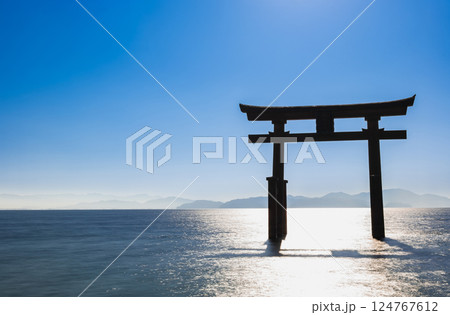 琵琶湖　白髭神社の湖中大鳥居 124767612