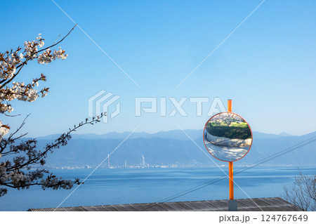 香川県観音寺市にある晴れた日の伊吹島の風景 124767649