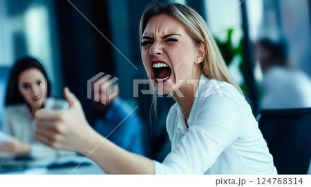 オフィスでキレる女性 124768314