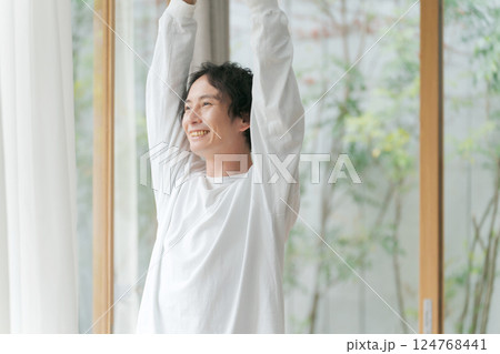 窓の外を見る男性 124768441