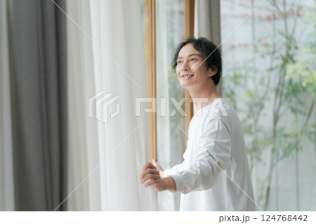 窓の外を見る男性 124768442