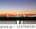 マジックアワーと空港の風景 124768580