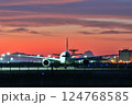 夜明けの飛行機 124768585