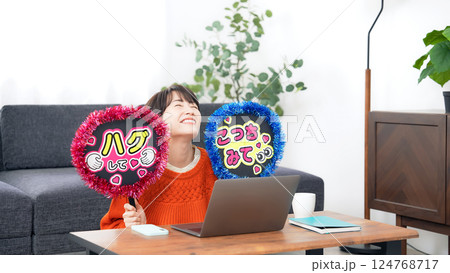 ライブ配信を見ながら推し活するミドル女性 ライブ配信を見ながら推し活するミドル女性 124768717