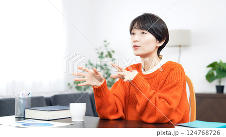 会話するカジュアルウェアのミドル女性 124768726