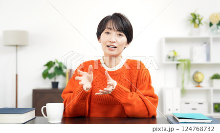 カメラ目線で会話するカジュアルウェアのミドル女性 カメラ目線で会話するカジュアルウェアのミドル女性 124768732