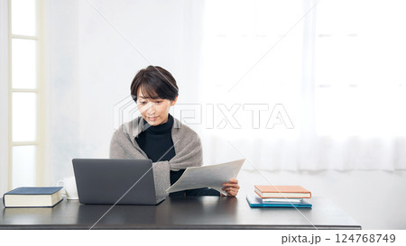 デスクのノートパソコンで作業する女性 デスクのノートパソコンで作業する女性 124768749
