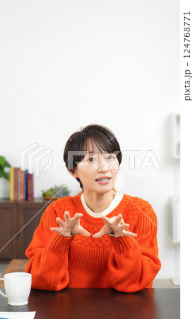 カメラ目線で会話するミドル女性 124768771