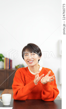 カメラ目線で会話するミドル女性 124768773