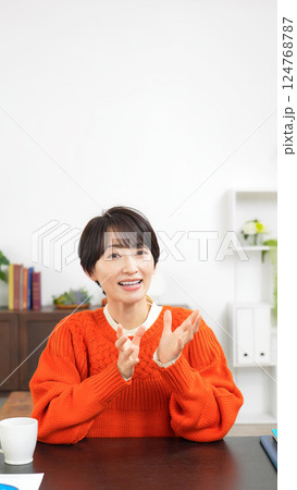 カメラ目線で会話するミドル女性 124768787