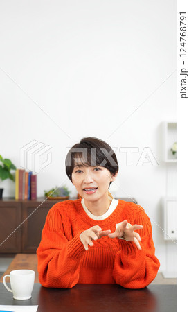 カメラ目線で会話するミドル女性 124768791