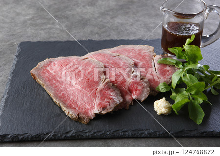 黒毛和牛ヒレ肉のローストビーフ 124768872