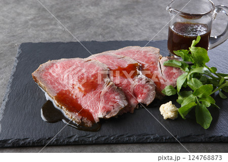 ソースのかかった黒毛和牛ヒレ肉のローストビーフ ソースのかかった黒毛和牛ヒレ肉のローストビーフ 124768873